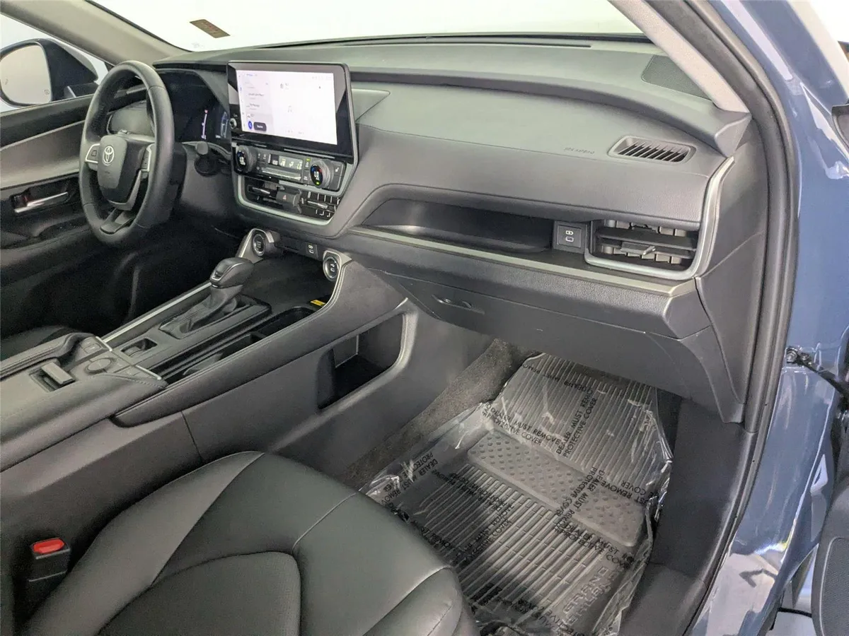 2024 Toyota Grand Highlander XLE thumbnail 30
