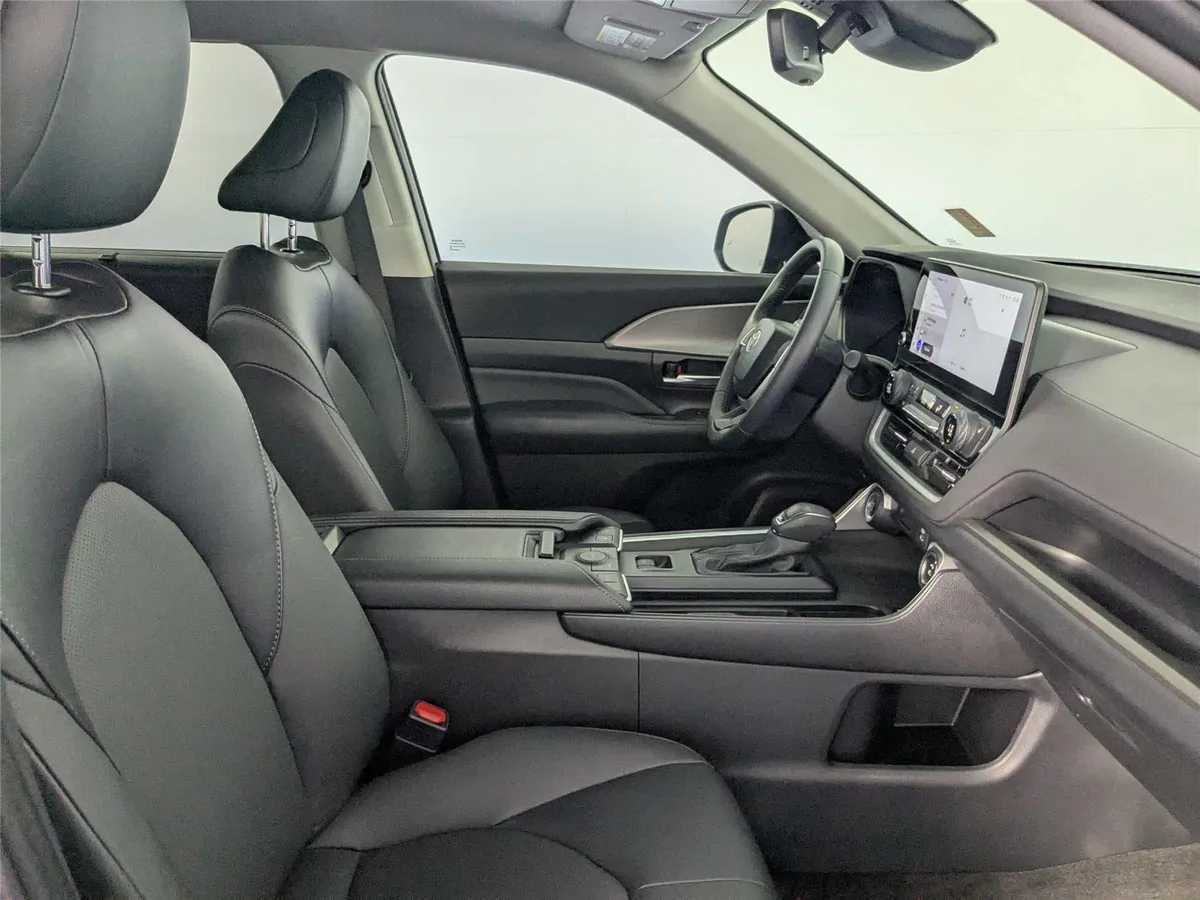 2024 Toyota Grand Highlander XLE thumbnail 31