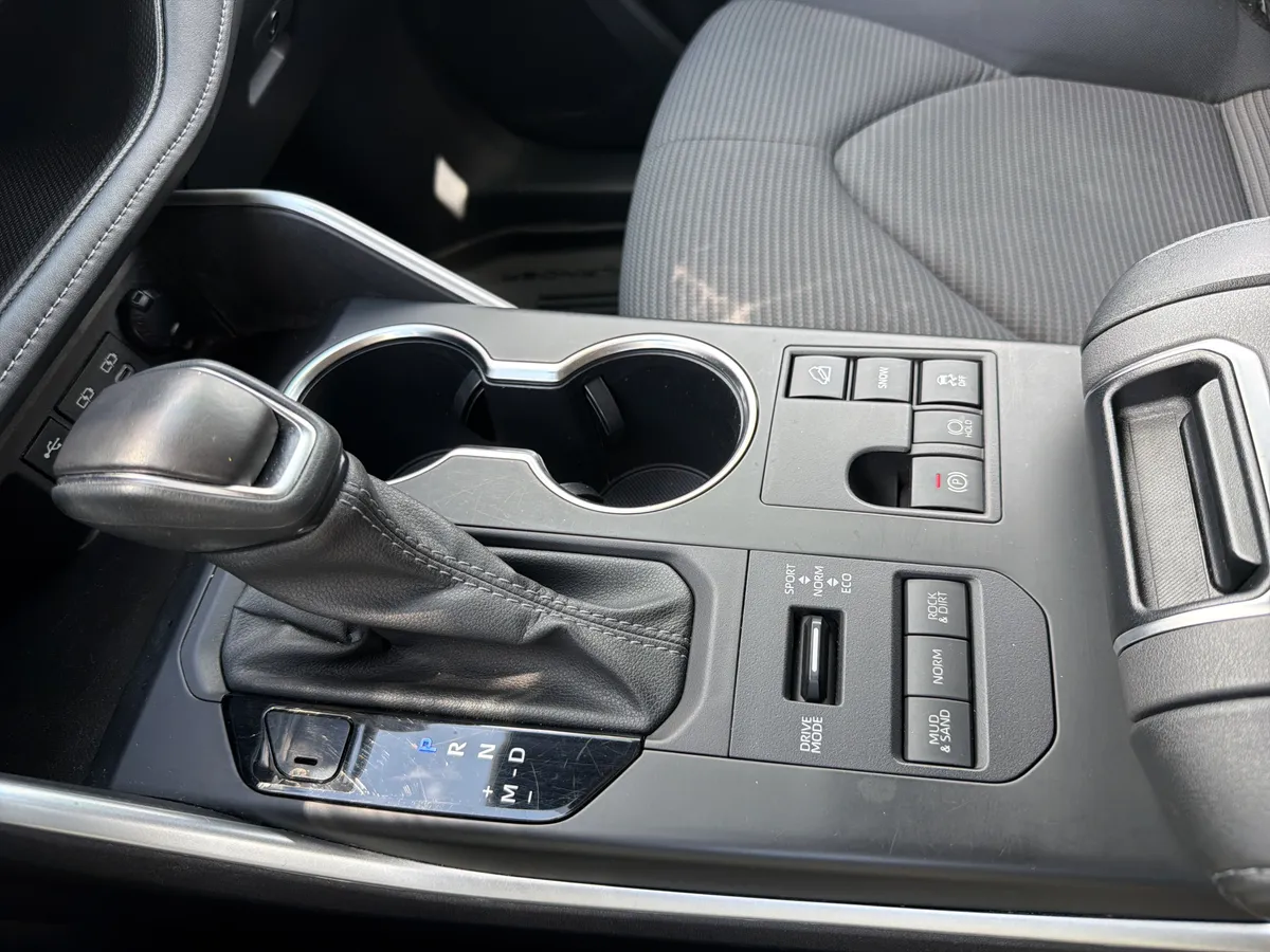 2024 Toyota Highlander LE thumbnail 10