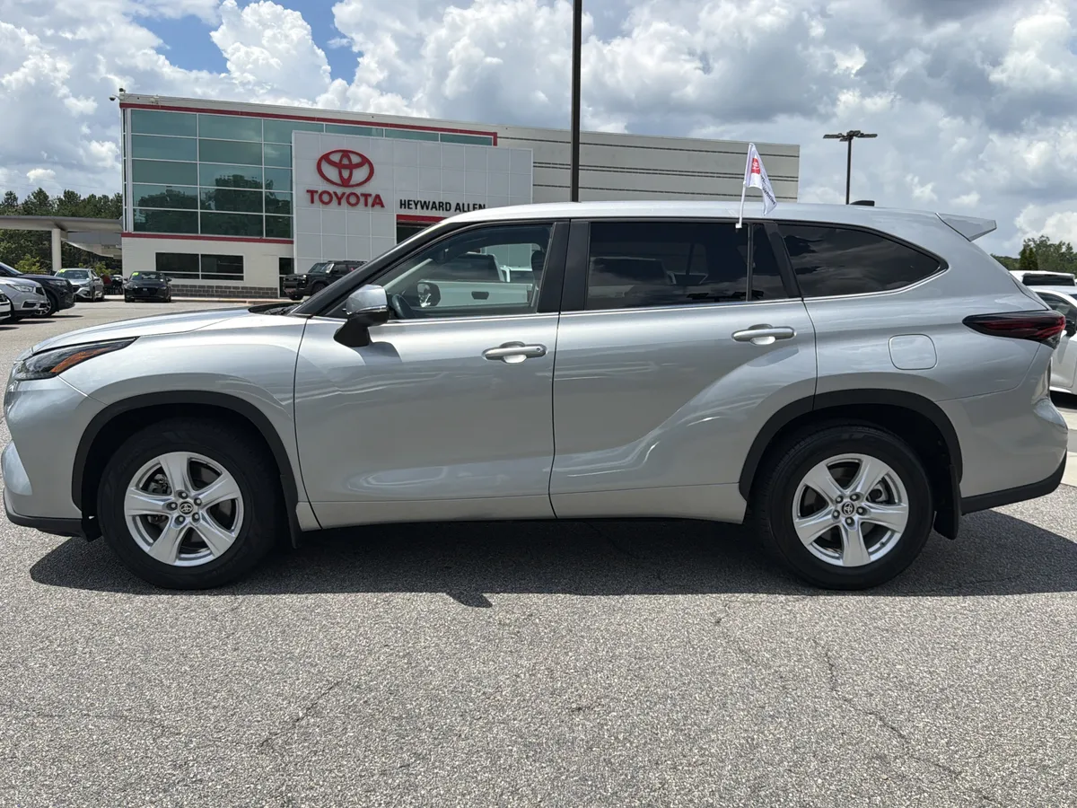 2024 Toyota Highlander LE thumbnail 13