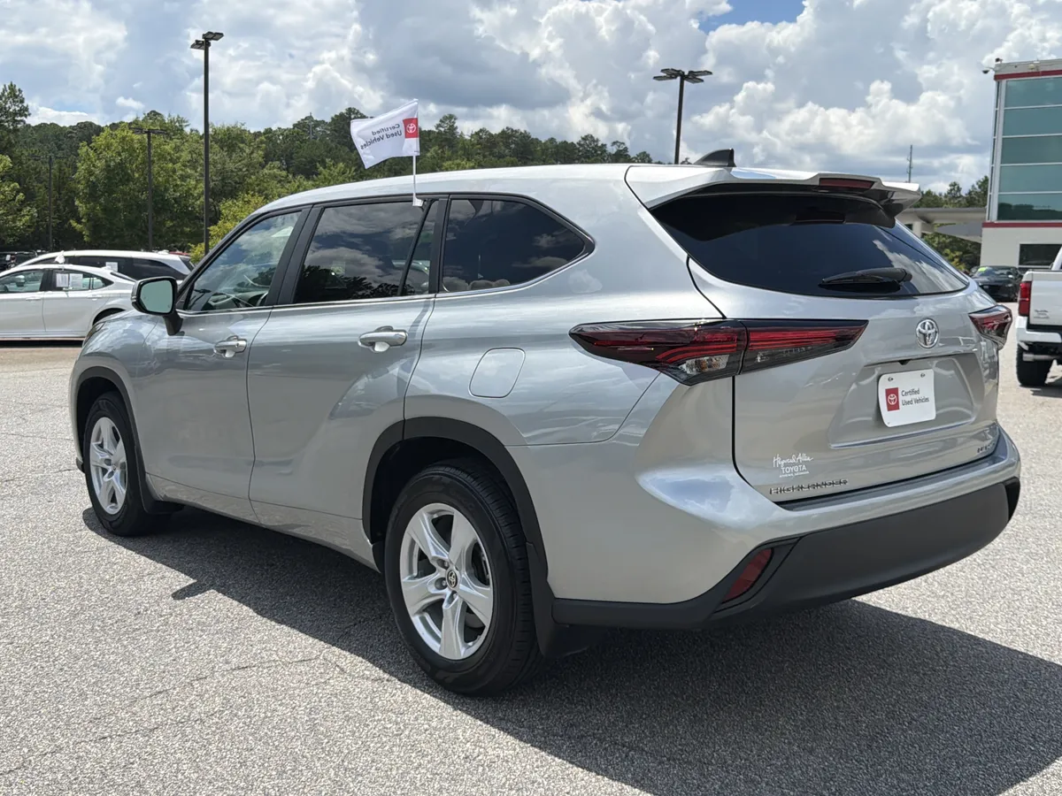 2024 Toyota Highlander LE thumbnail 14