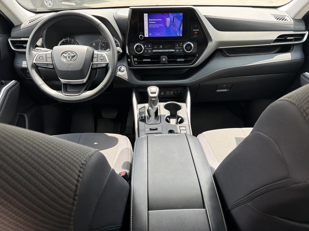 2024 Toyota Highlander LE thumbnail 3