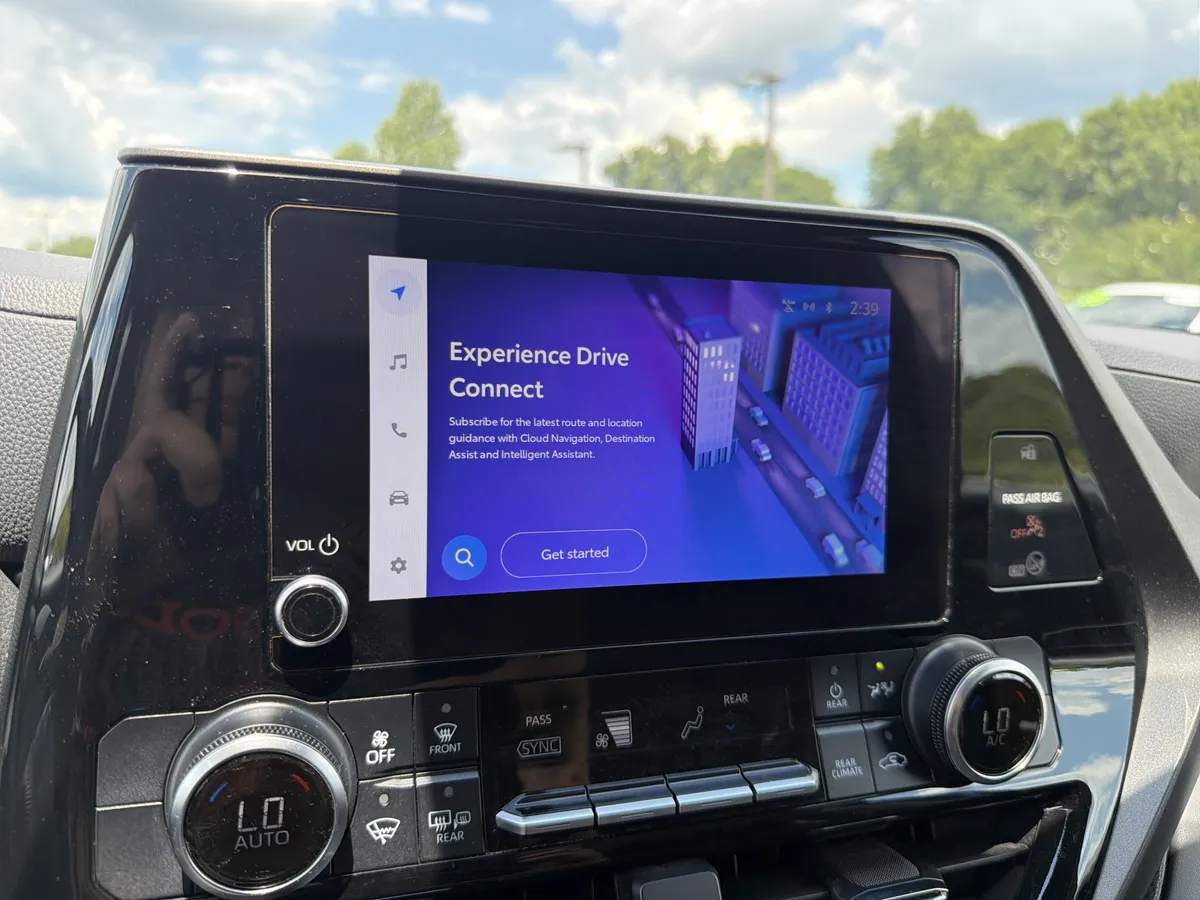 2024 Toyota Highlander LE thumbnail 5