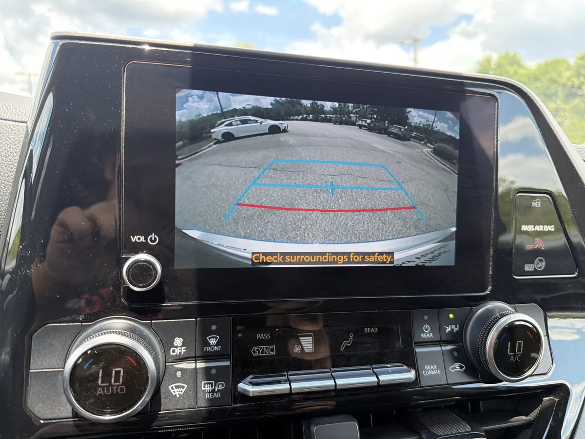 2024 Toyota Highlander LE thumbnail 9