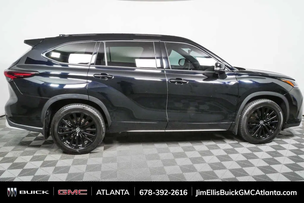2024 Toyota Highlander LE thumbnail 2