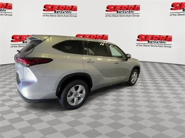 2024 Toyota Highlander LE thumbnail 10