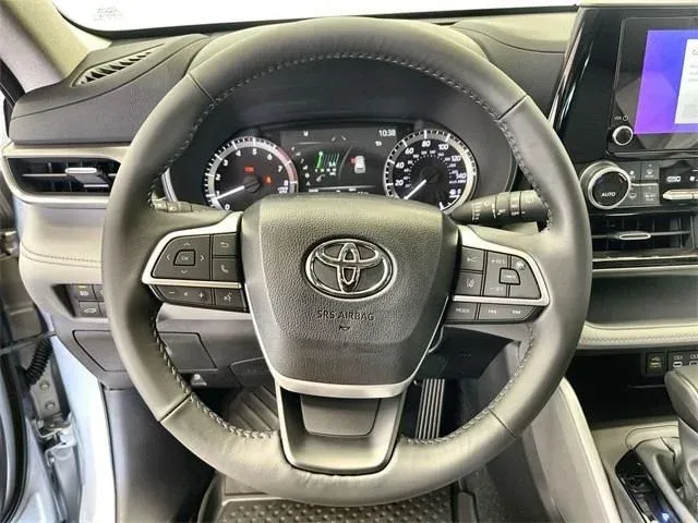 2024 Toyota Highlander LE thumbnail 15