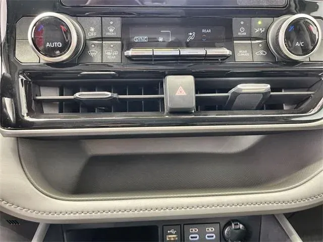 2024 Toyota Highlander LE thumbnail 19