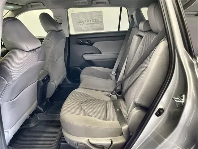2024 Toyota Highlander LE thumbnail 22