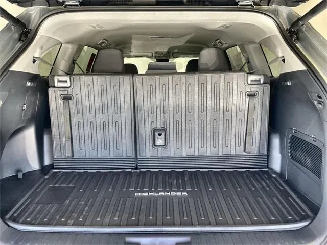 2024 Toyota Highlander LE thumbnail 23