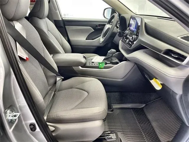 2024 Toyota Highlander LE thumbnail 24