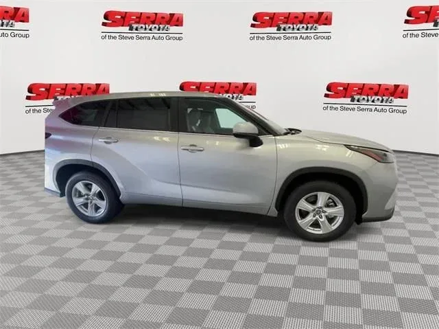 2024 Toyota Highlander LE thumbnail 3