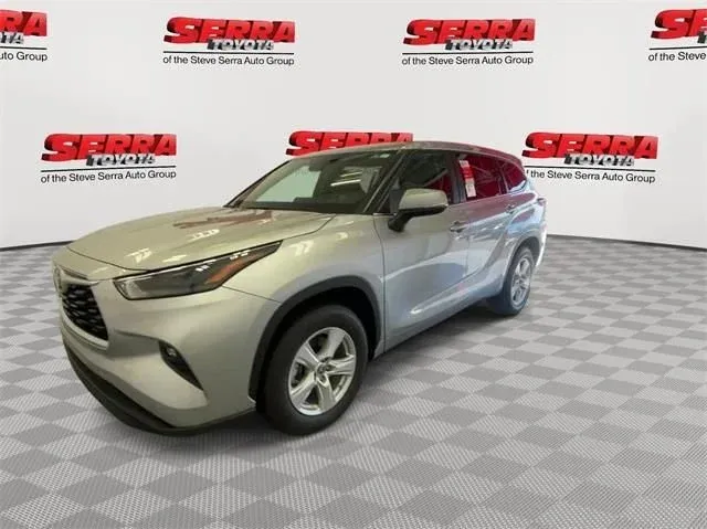 2024 Toyota Highlander LE thumbnail 6