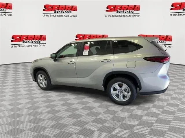 2024 Toyota Highlander LE thumbnail 7