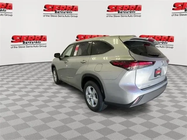 2024 Toyota Highlander LE thumbnail 8