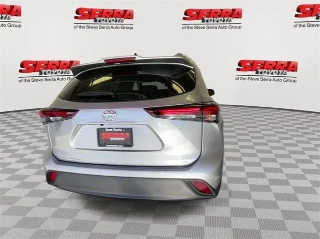 2024 Toyota Highlander LE thumbnail 9
