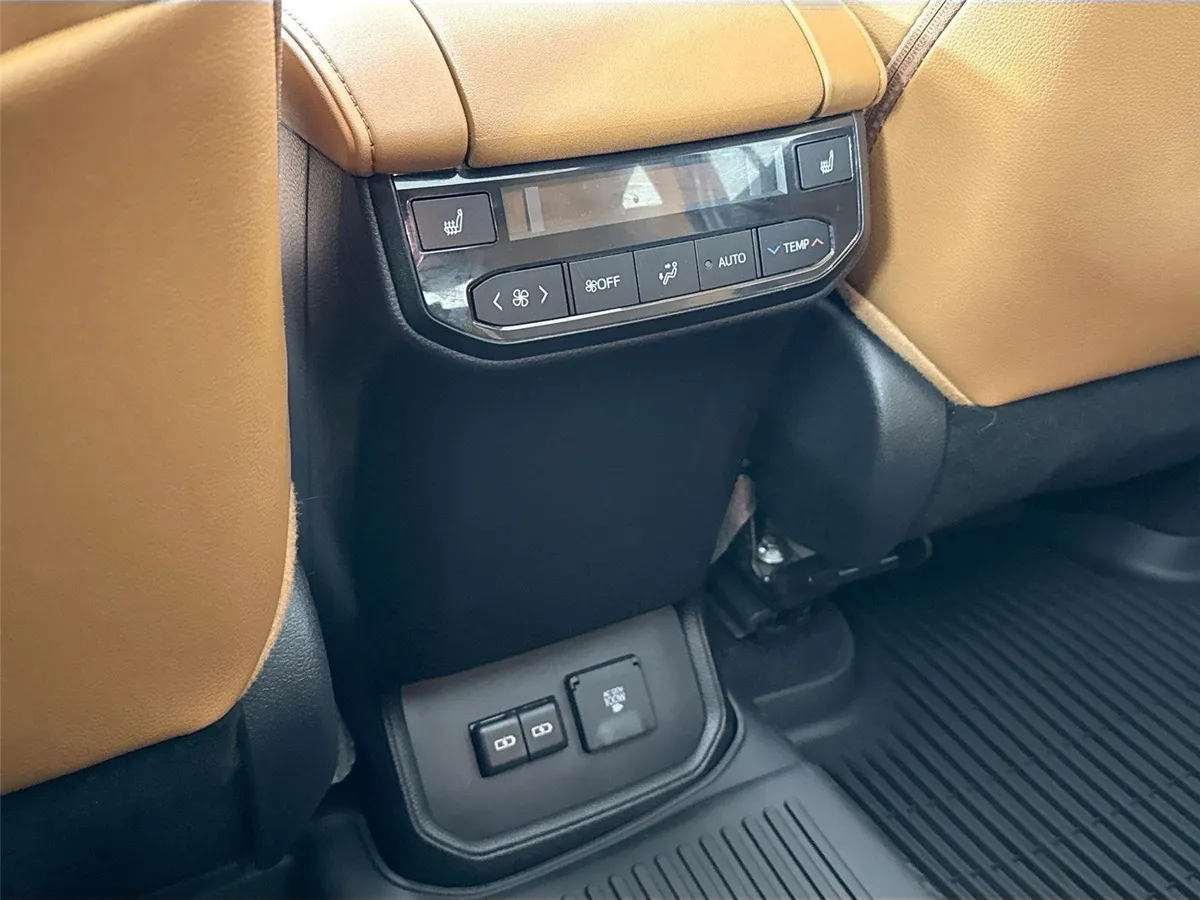 2024 Toyota Highlander Platinum thumbnail 38