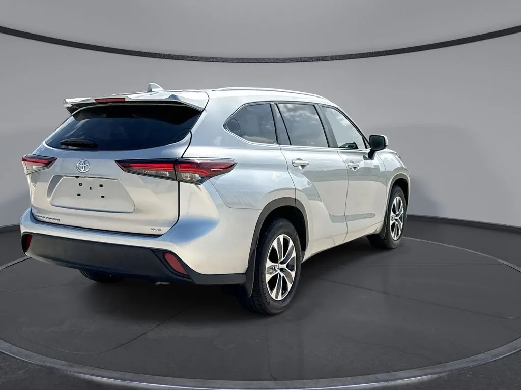 2024 Toyota Highlander XLE thumbnail 11