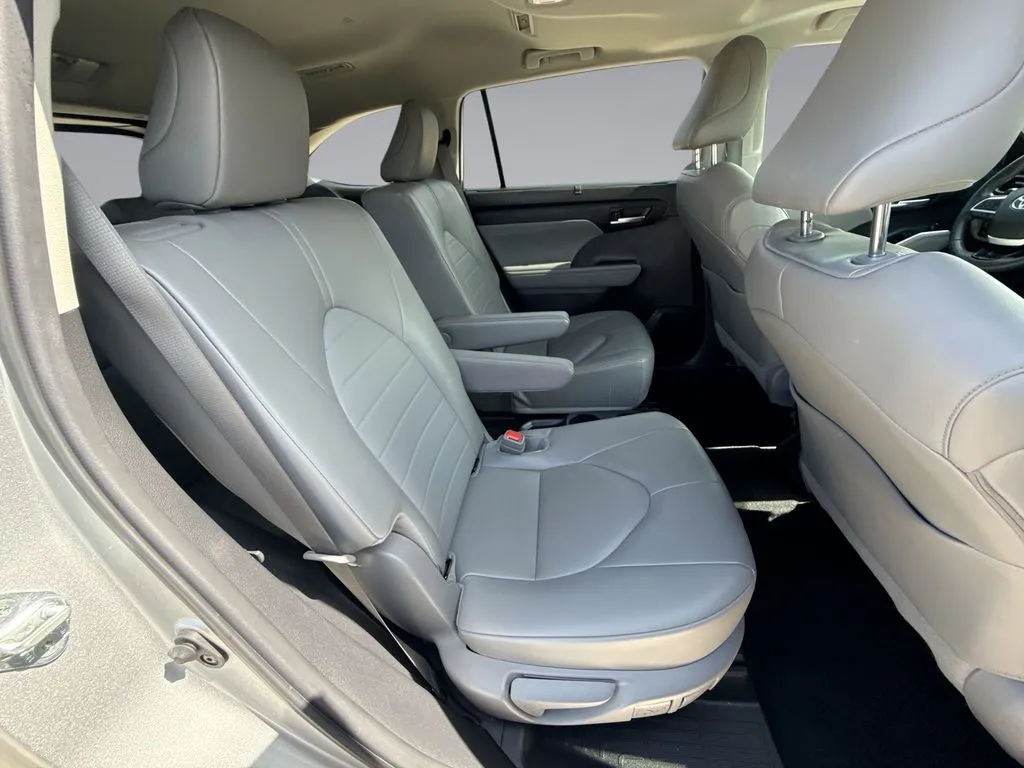 2024 Toyota Highlander XLE thumbnail 17