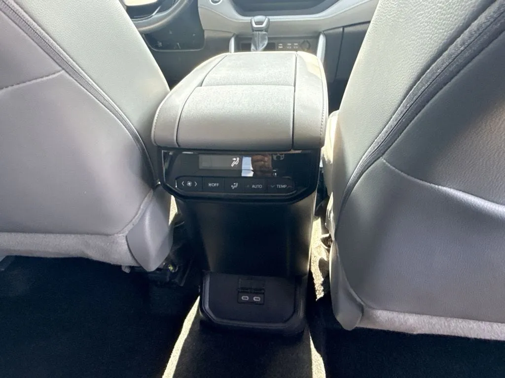 2024 Toyota Highlander XLE thumbnail 18