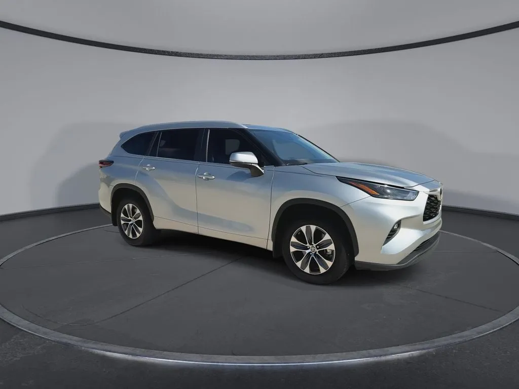 2024 Toyota Highlander XLE thumbnail 2