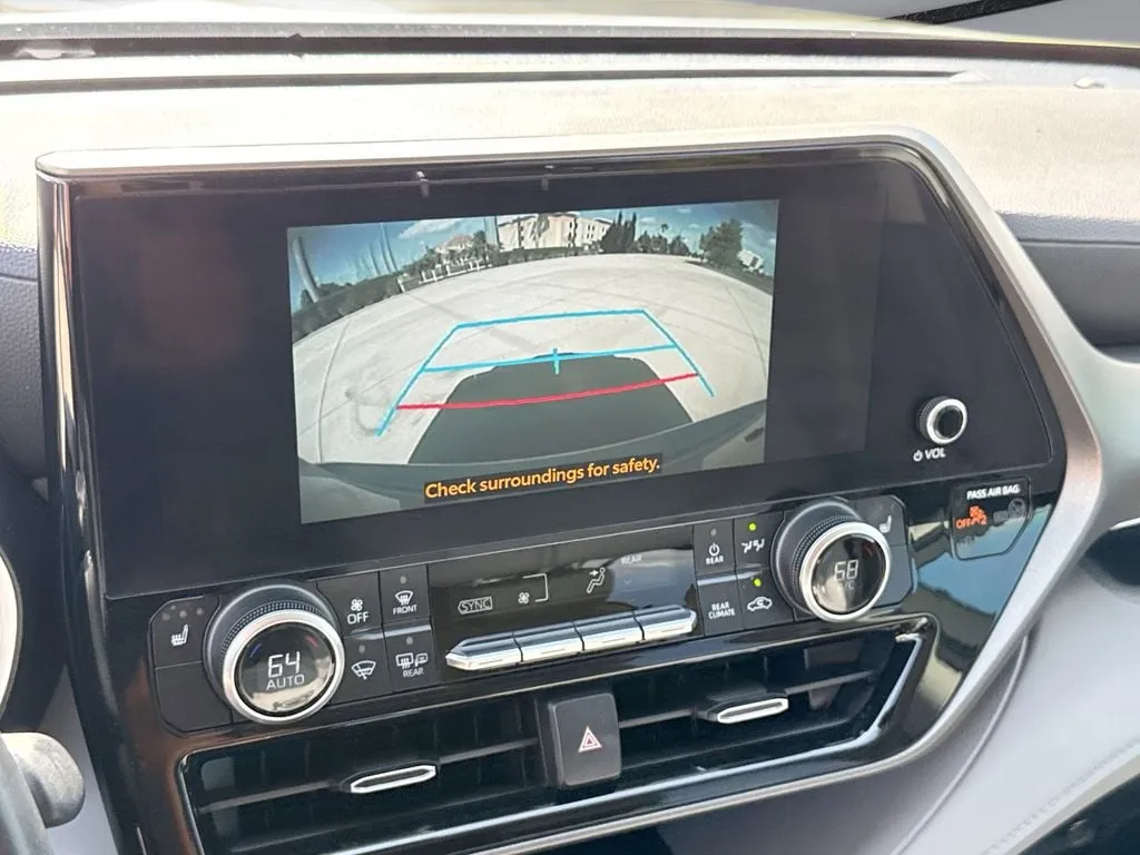 2024 Toyota Highlander XLE thumbnail 24