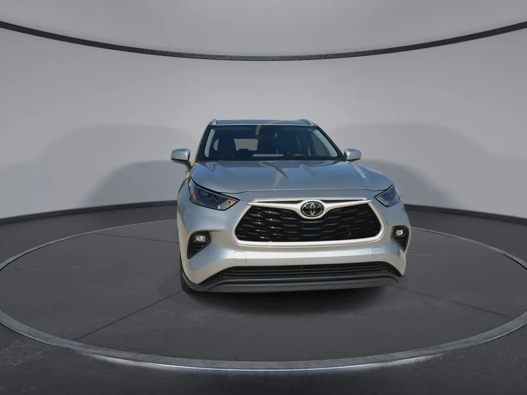2024 Toyota Highlander XLE thumbnail 3