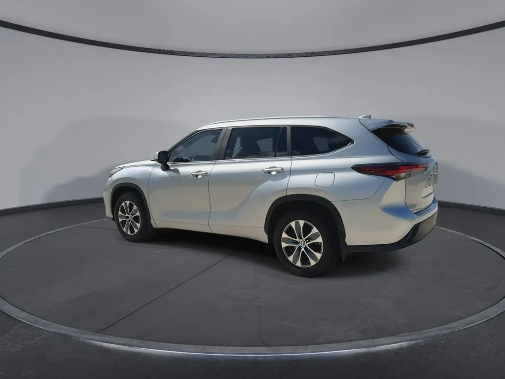 2024 Toyota Highlander XLE thumbnail 6