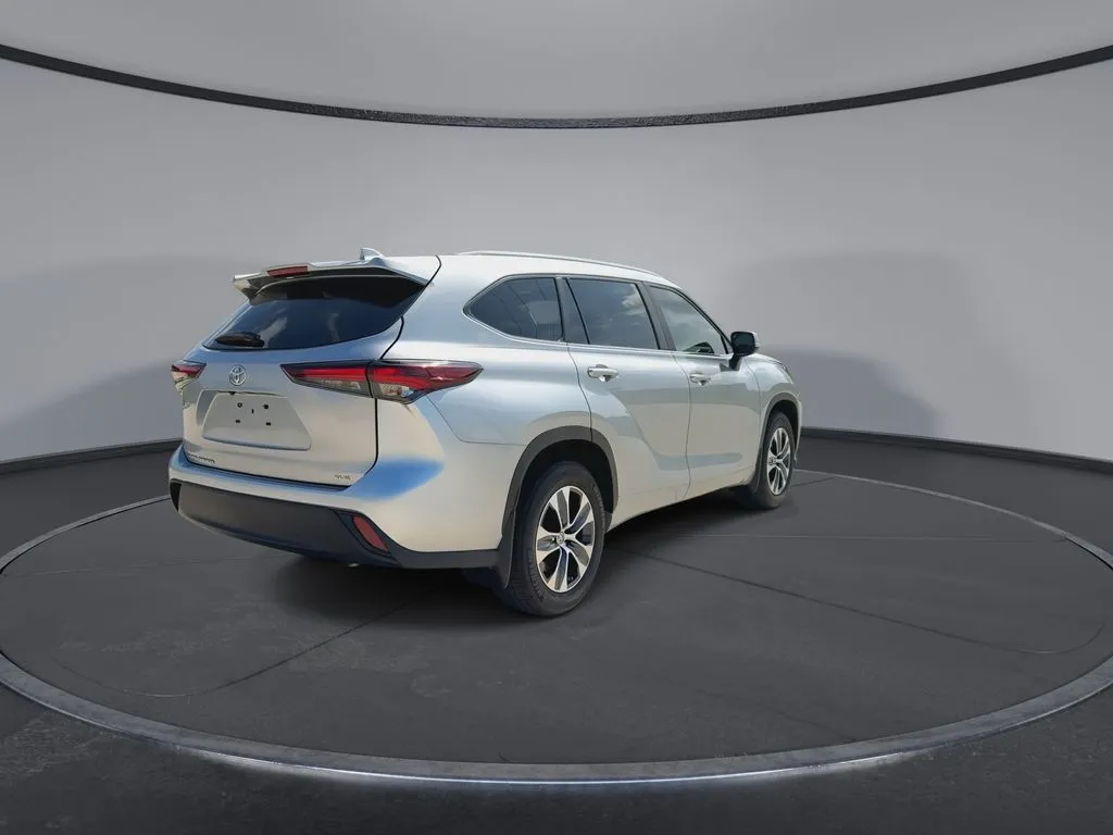 2024 Toyota Highlander XLE thumbnail 8