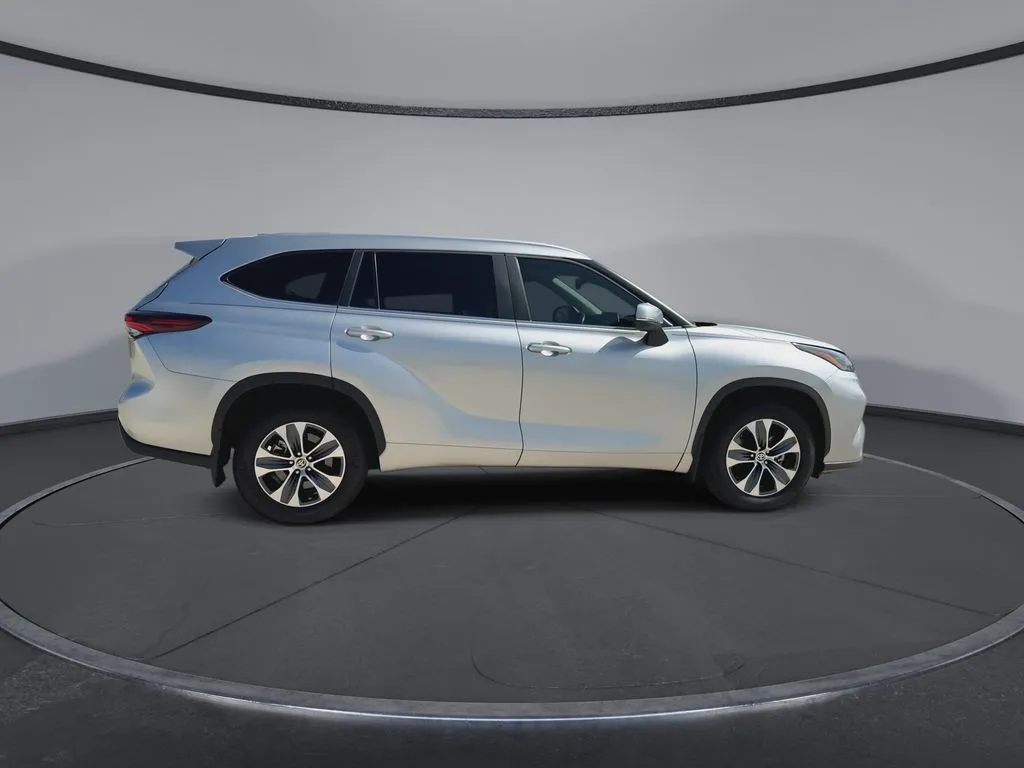 2024 Toyota Highlander XLE thumbnail 9