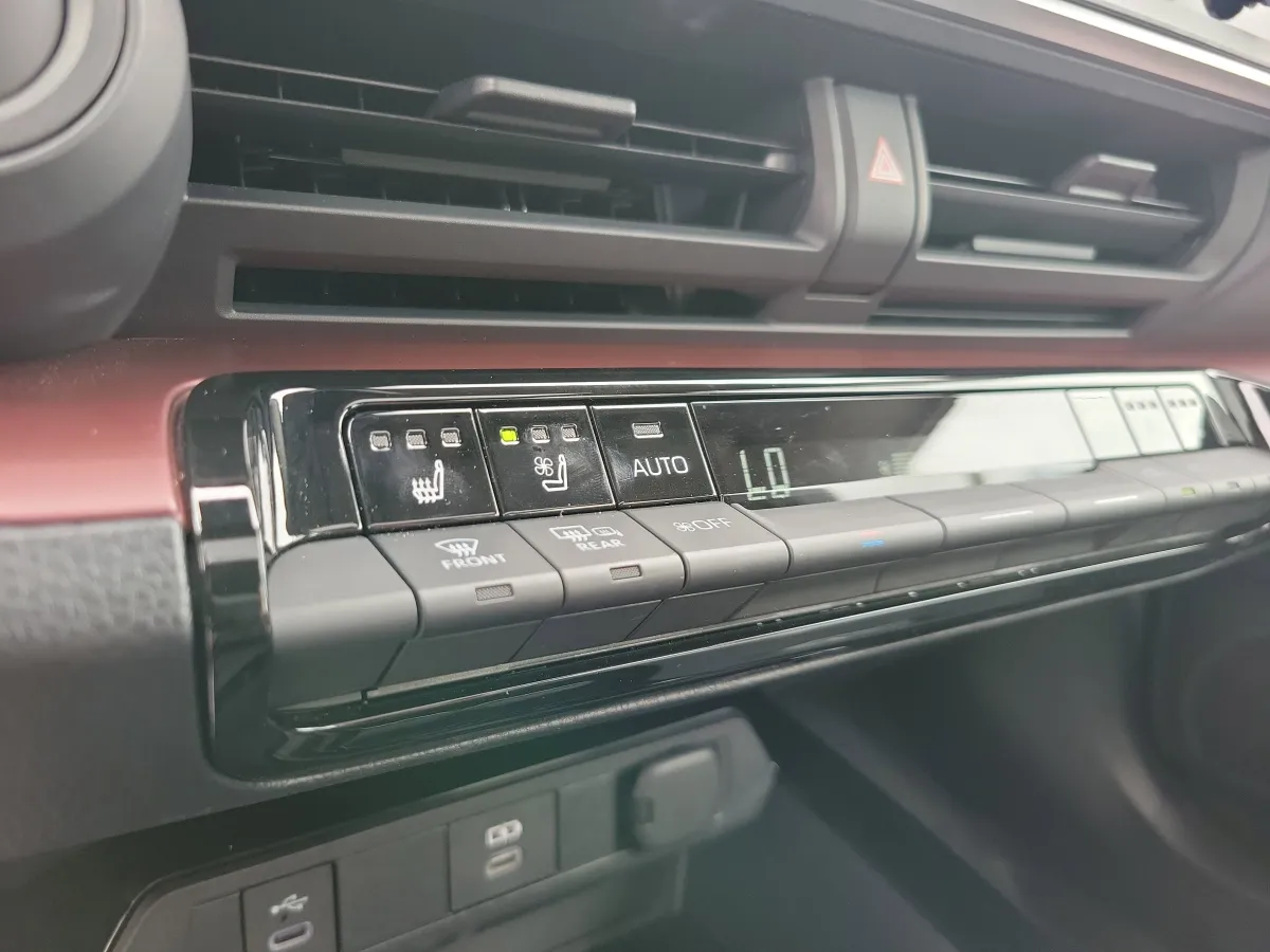 2024 Toyota Prius Prime XSE Premium thumbnail 15