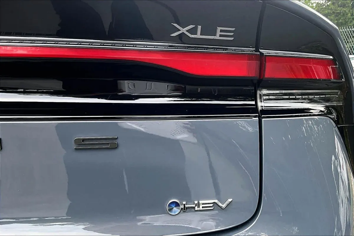 2024 Toyota Prius XLE thumbnail 10