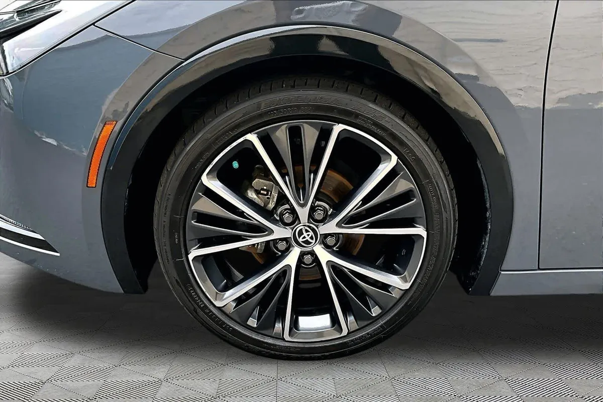 2024 Toyota Prius XLE thumbnail 11