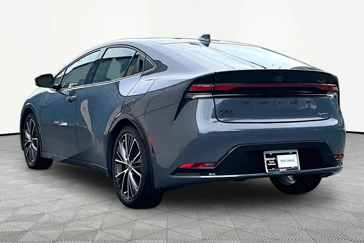 2024 Toyota Prius XLE thumbnail 12