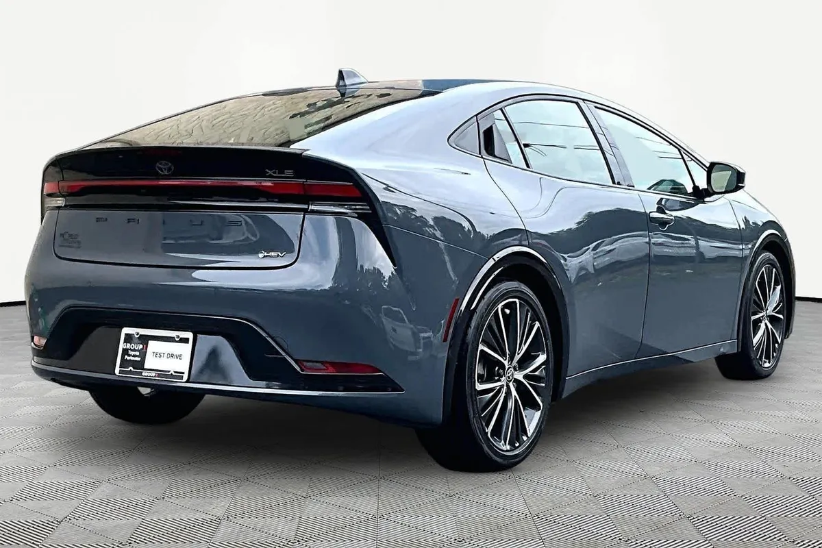 2024 Toyota Prius XLE thumbnail 13