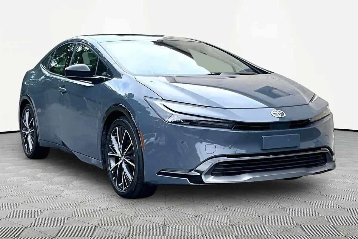 2024 Toyota Prius XLE thumbnail 3