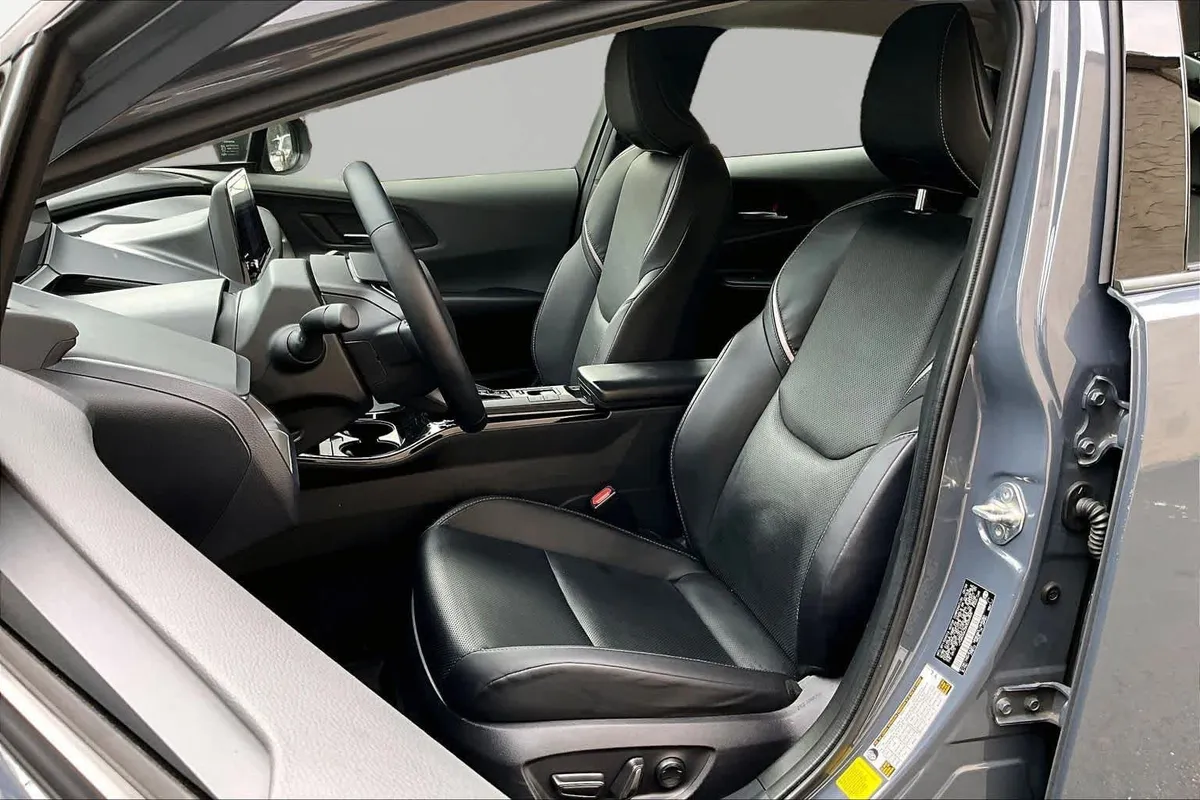 2024 Toyota Prius XLE thumbnail 8