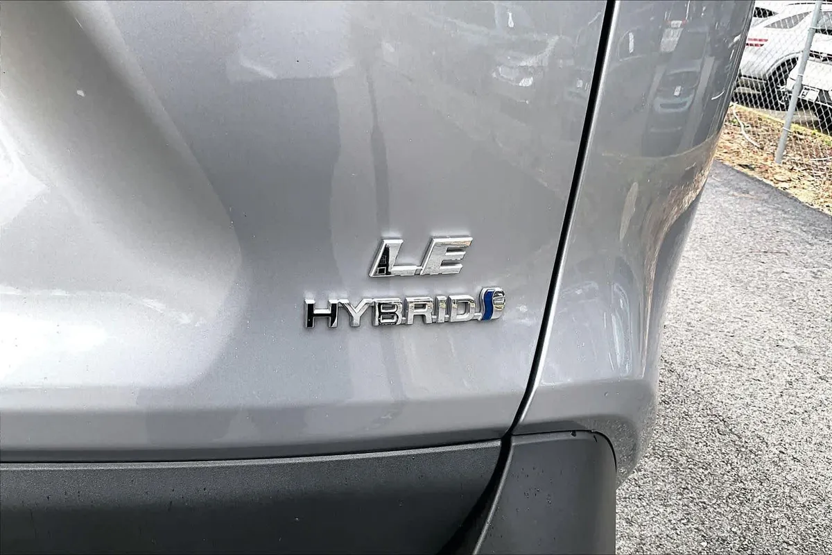 2024 Toyota RAV4 Hybrid LE thumbnail 10