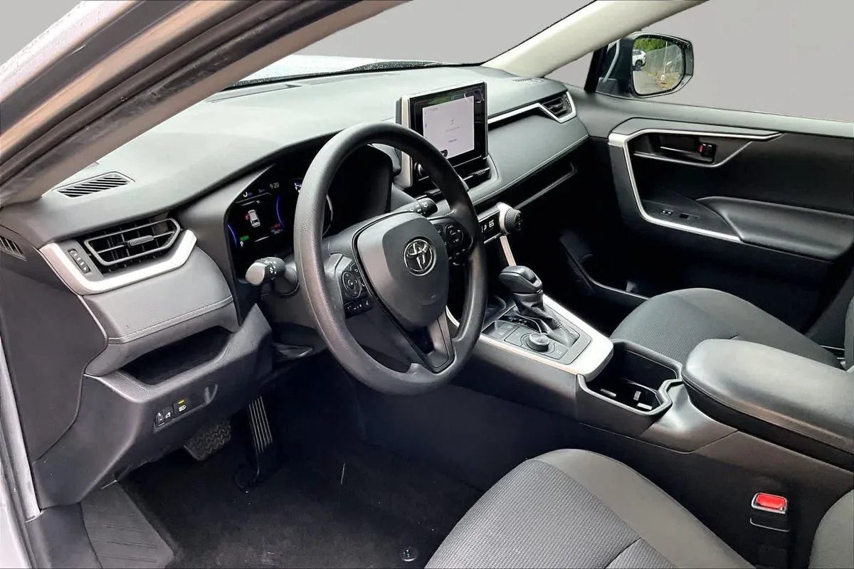 2024 Toyota RAV4 Hybrid LE thumbnail 18