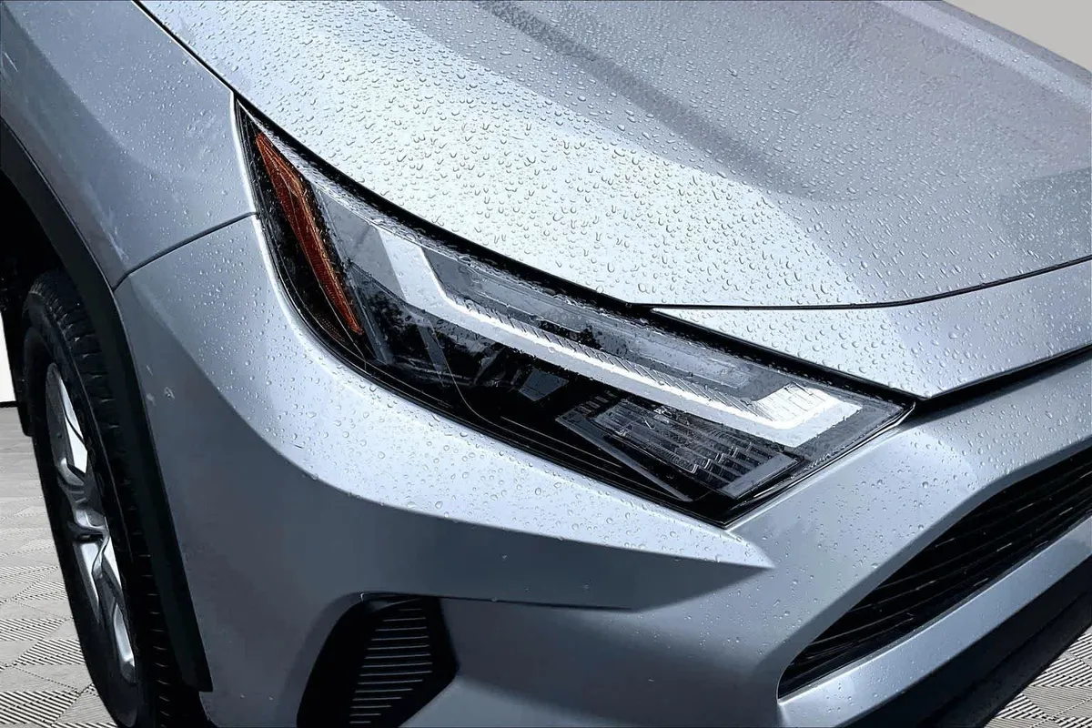 2024 Toyota RAV4 Hybrid LE thumbnail 28