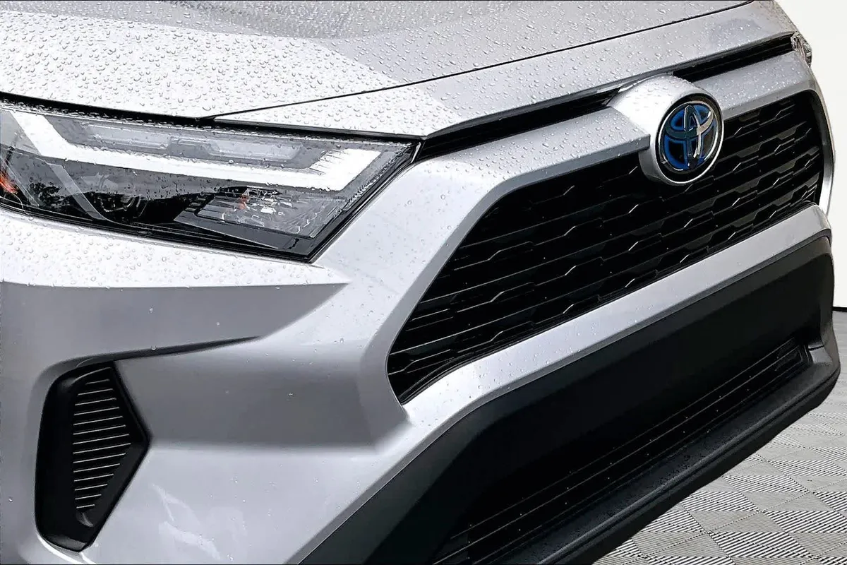 2024 Toyota RAV4 Hybrid LE thumbnail 30