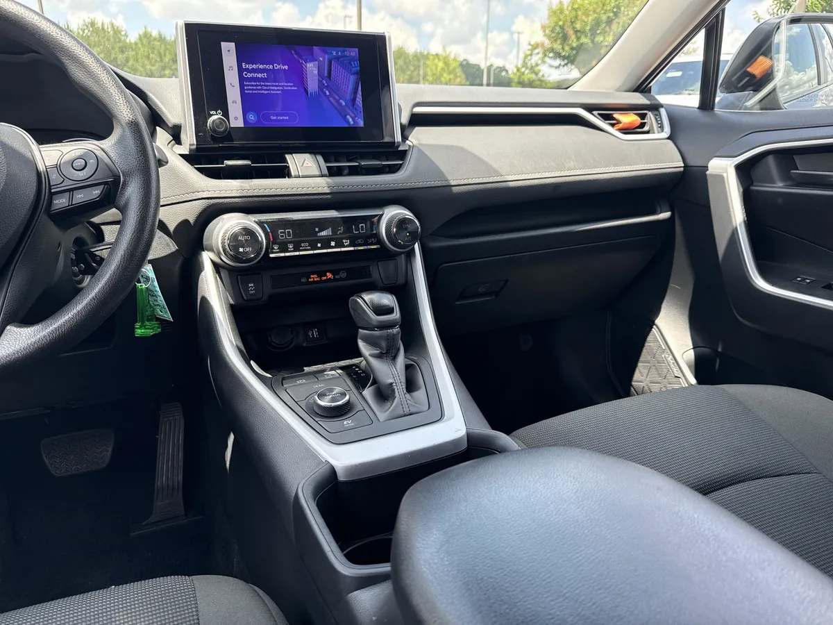 2024 Toyota RAV4 Hybrid LE thumbnail 27