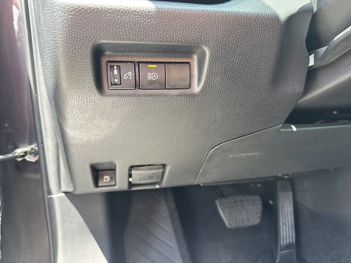2024 Toyota RAV4 Hybrid LE thumbnail 30