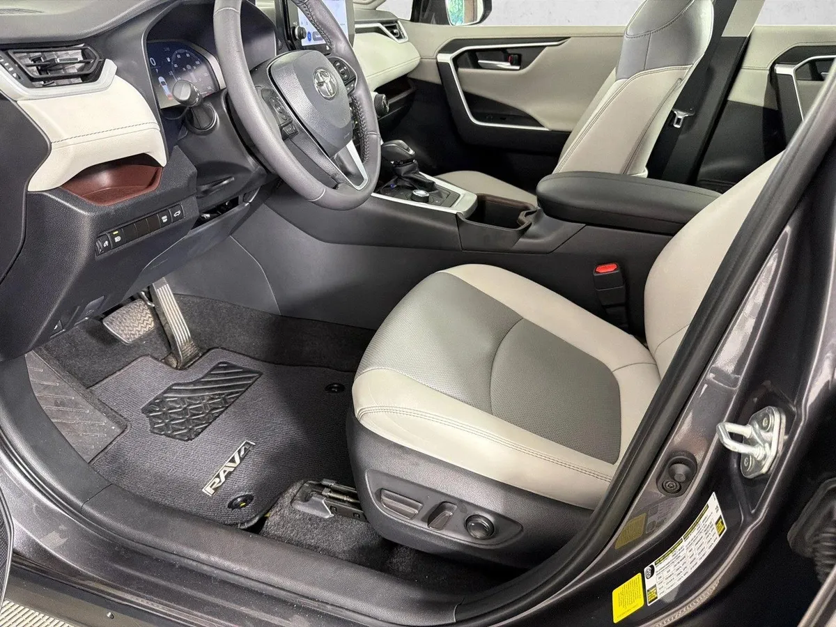 2024 Toyota RAV4 Hybrid Limited thumbnail 10