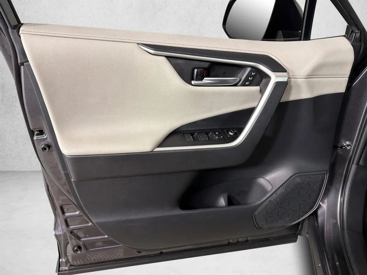 2024 Toyota RAV4 Hybrid Limited thumbnail 11