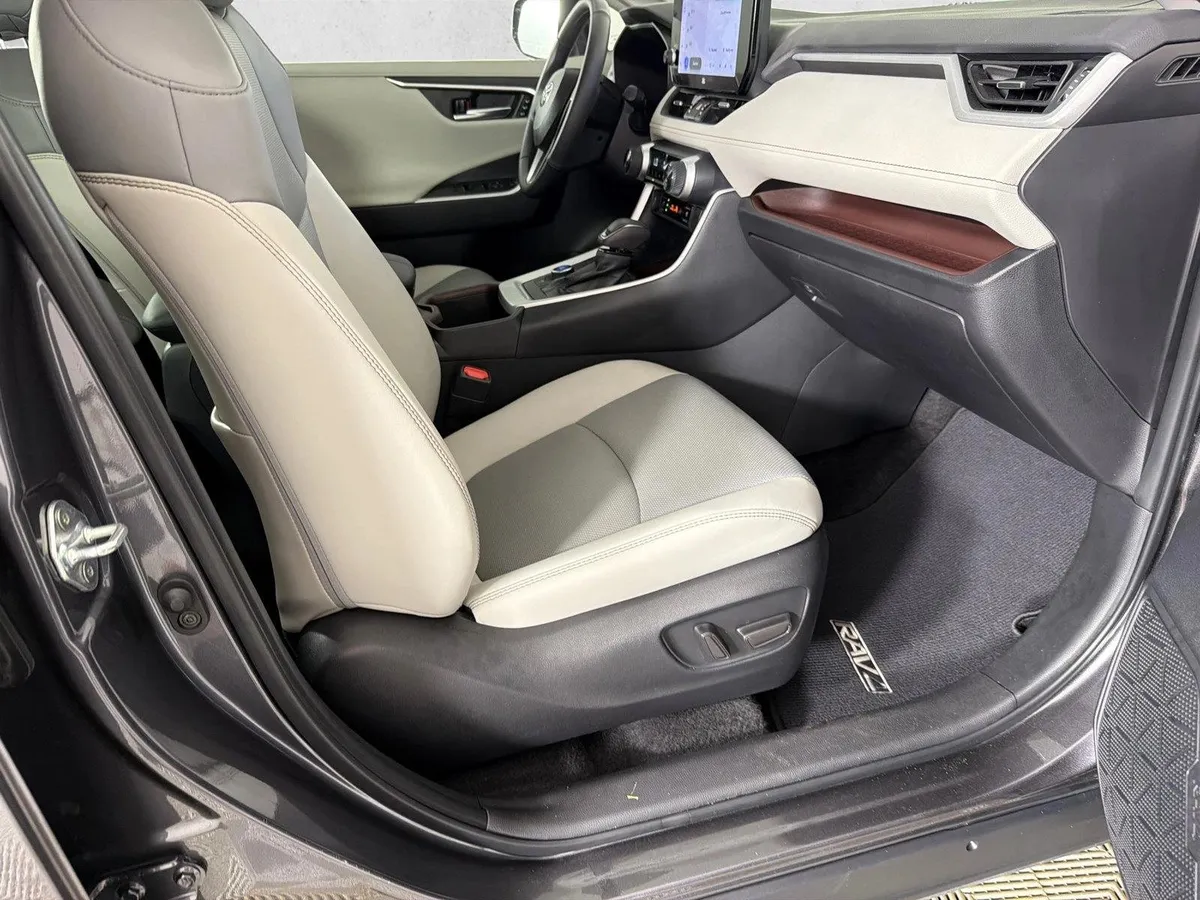 2024 Toyota RAV4 Hybrid Limited thumbnail 14