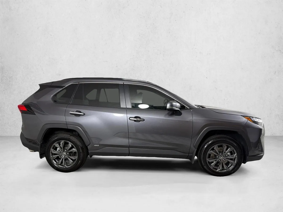 2024 Toyota RAV4 Hybrid Limited thumbnail 3