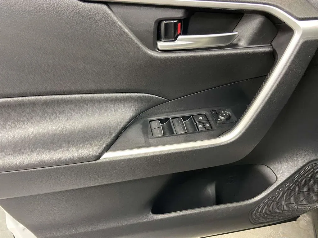 2024 Toyota RAV4 Hybrid SE thumbnail 14