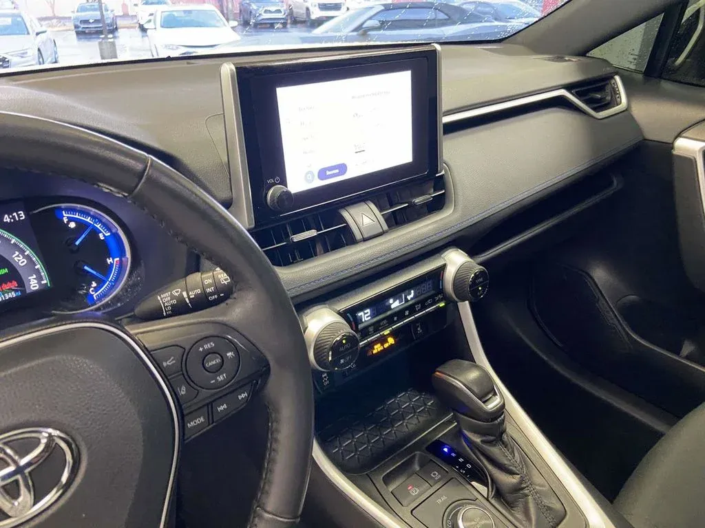 2024 Toyota RAV4 Hybrid SE thumbnail 18