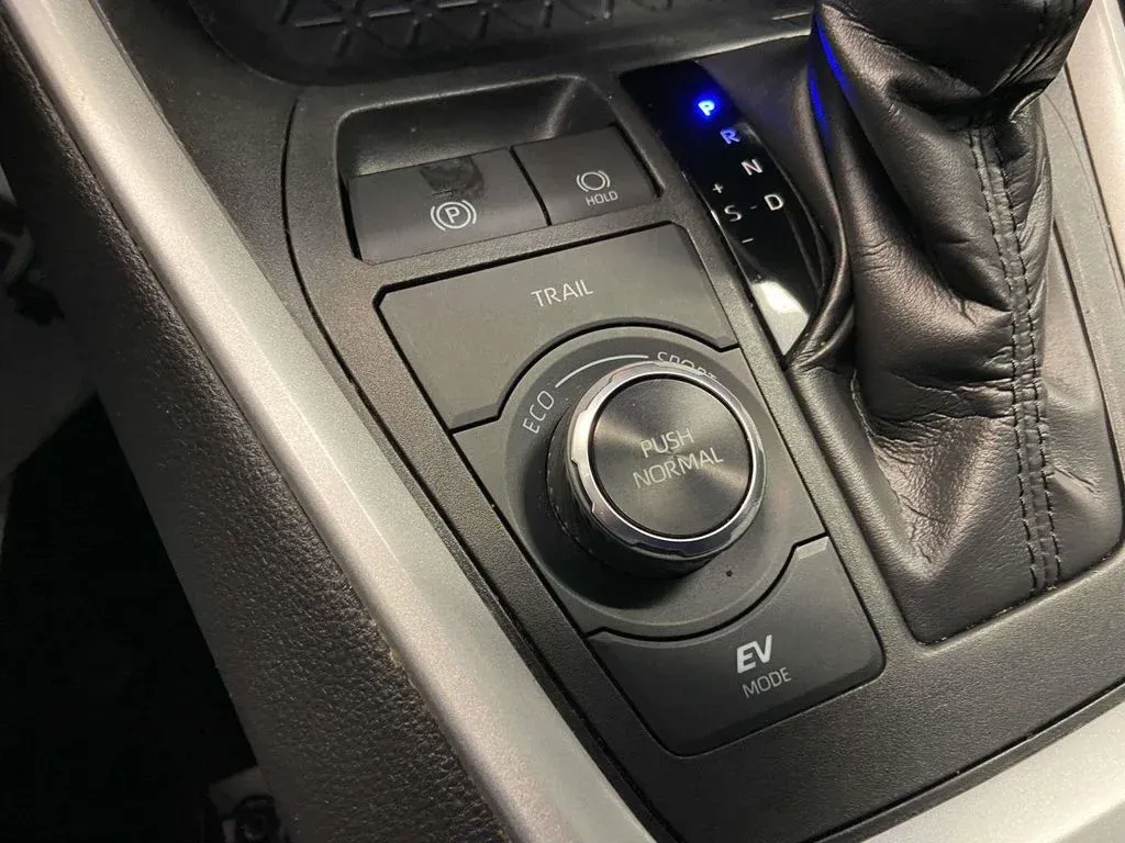 2024 Toyota RAV4 Hybrid SE thumbnail 19